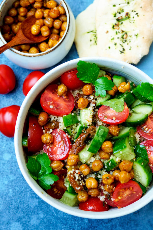 Couscous-Salat mit Kichererbsen, Gurken, Tomaten und Petersilie