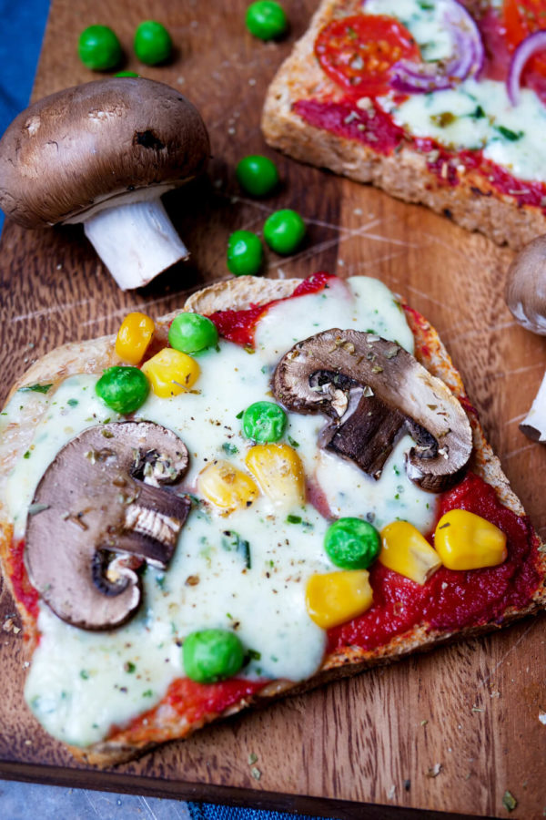 Einfaches und vegetarisches Pizza-Toast mit Mozzarella