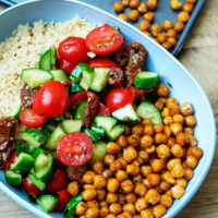 Salatbowl mit Kichererbsen, Tomaten, Gurken und Couscous