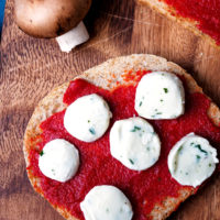 Vollkorn-Toast mit Tomatenmark und Mozzarella