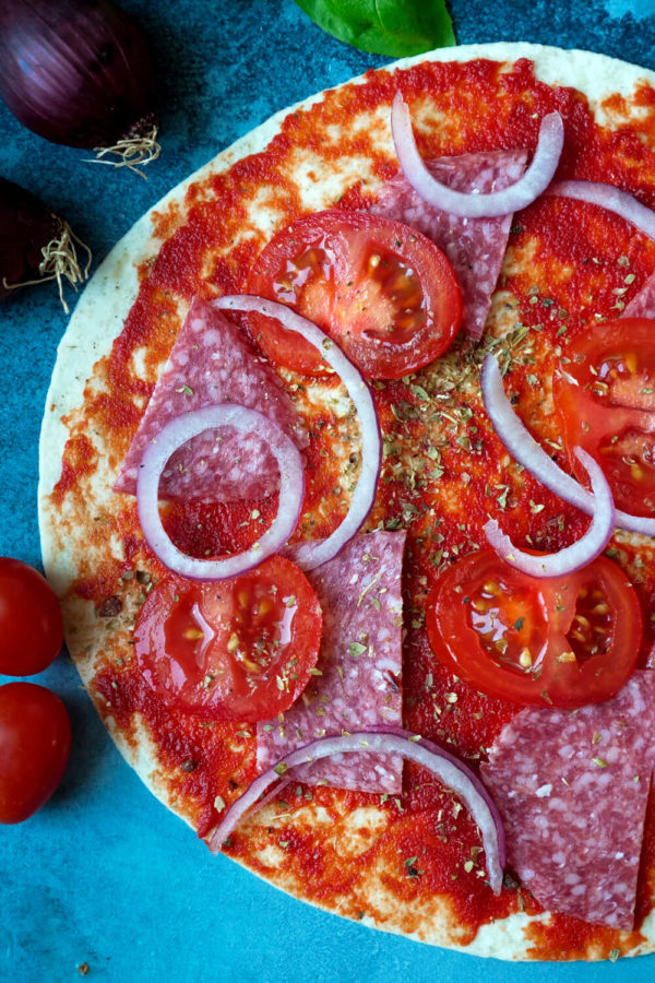 Wrap-Pizza mit Salami, Tomaten und Zwiebeln