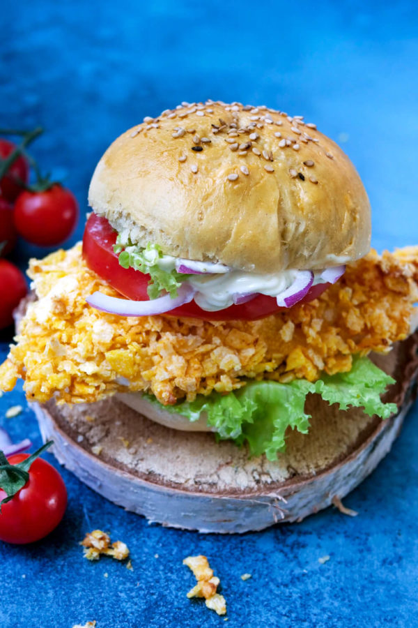 Crispy-Chickenburger mit Cornflakes, Tomaten und Salat