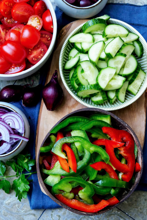 Klein geschnittene Zutaten für den griechischen Salat