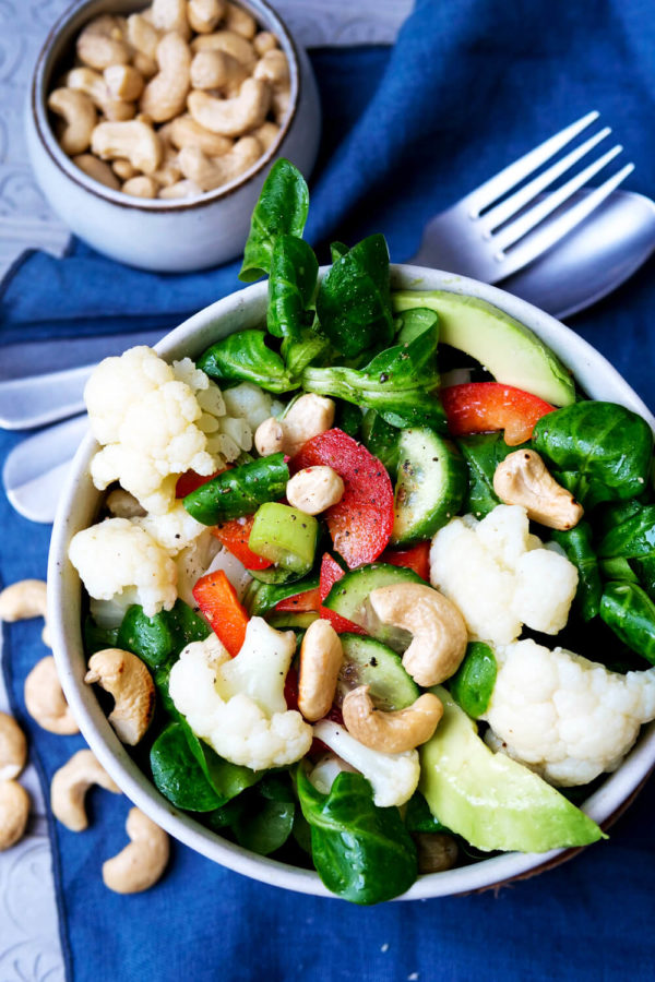 Gesunder Salat mit Blumenkohl, Feldsalat, Paprika und Cashews