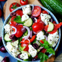 Griechischer Salat mit Feta, Oliven, Tomaten und Gurke in der Schüssel