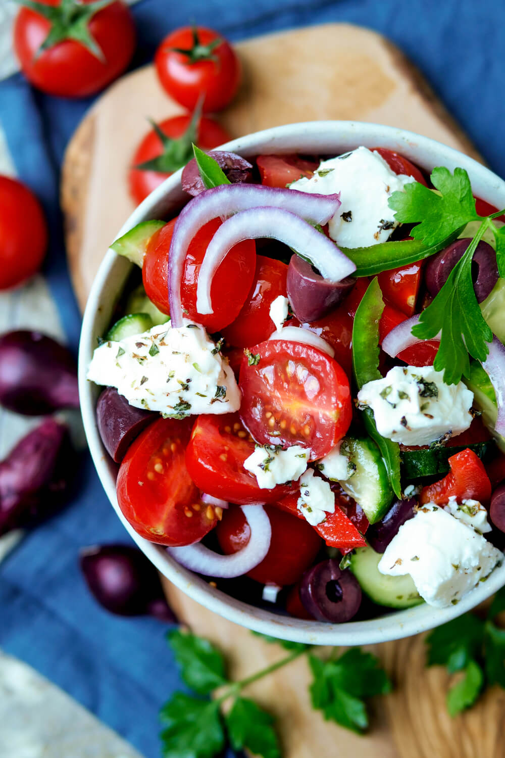 Griechischer Salat mit Feta, Tomaten, Paprika, Oliven und Gurke
