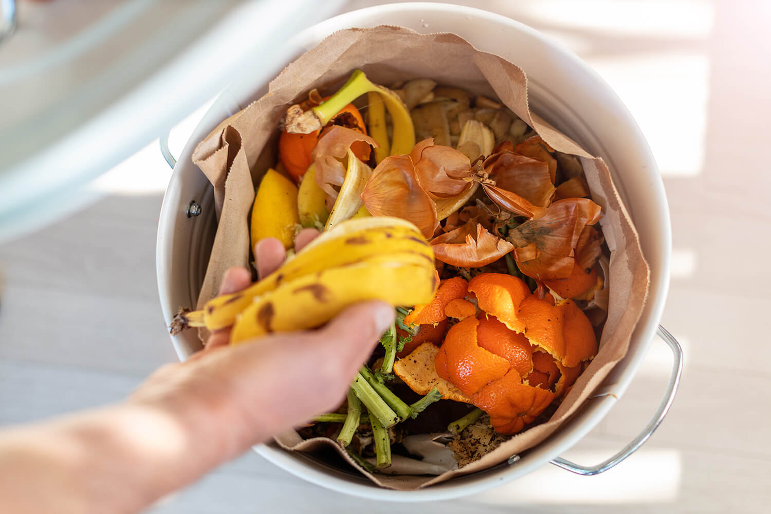 Mülleimer voller Speiseabfälle für den Kompost