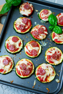 Zucchini-Pizza-Happen mit Tomatensauce, Mozzarella und Salami
