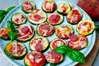 Einfache Zucchini-Pizzen mit Tomatensauce, Salami und Tomatensauce