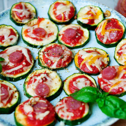 Einfache Zucchini-Pizzen mit Tomatensauce, Salami und Tomatensauce