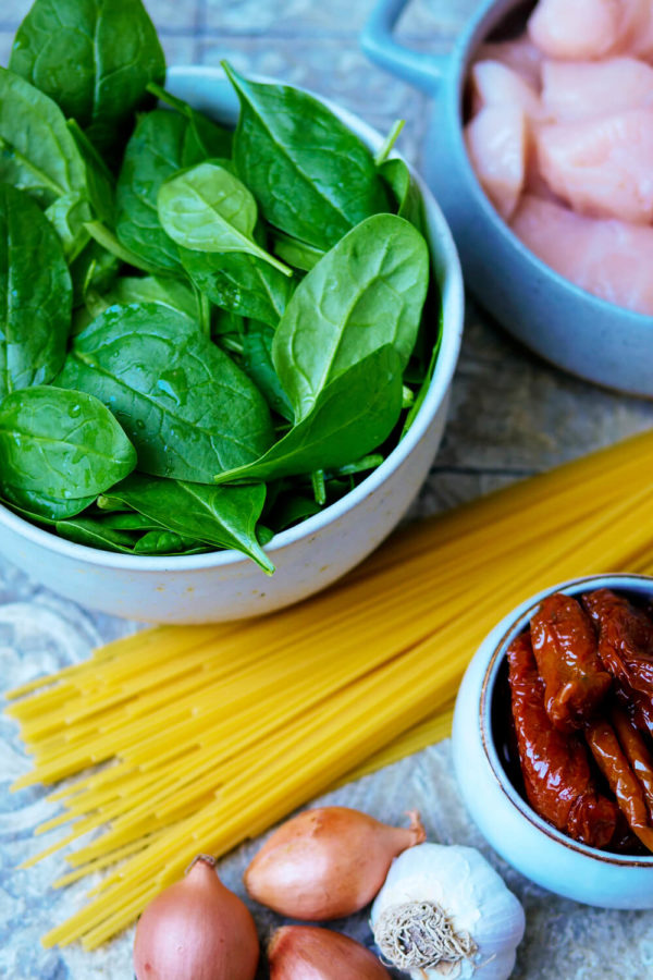 Babyspinat, getrocknete Tomaten, Spaghetti und Hähnchen