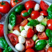 Caprese-Salat mit Tomaten, Mozzarella und Avocado in der Schüssel