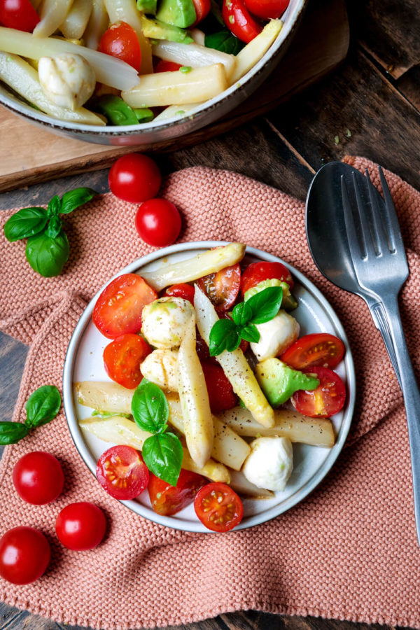 Spargelsalat mit weißem Spargel und Tomaten