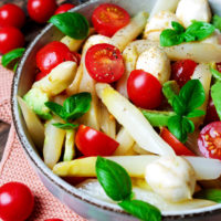Italienischer Spargelsalat mit Tomaten und Mozzarella