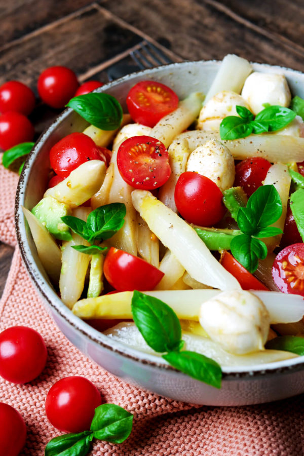 Italienischer Spargelsalat mit Tomaten und Mozzarella