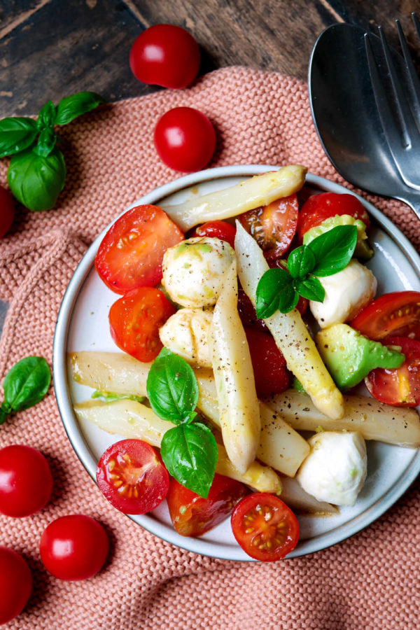 Salat mit Spargel, Tomaten und Mozzarella