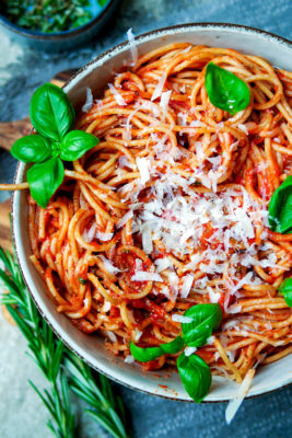 Spaghetti Napoli Rezept mit frisch geriebenem Parmesan und Basilikum
