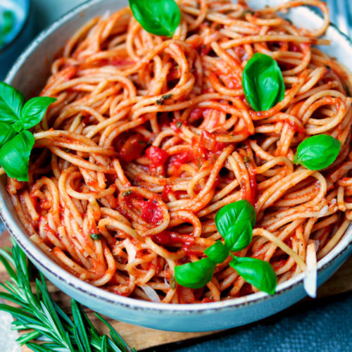 Spaghetti Napoli mit Tomatensauce und frischem Basilikum