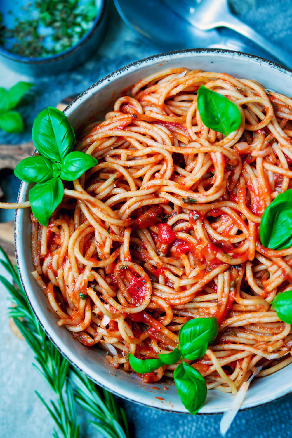 Spaghetti Napoli mit Tomatensauce und Basilikum auf dem Teller