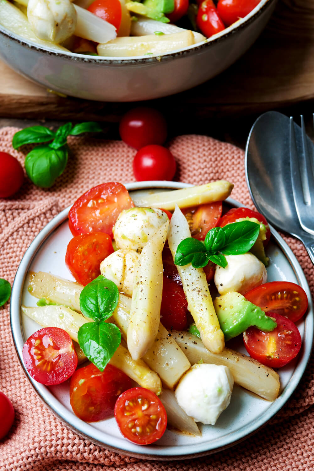 Spargelsalat mit weißem Spargel, Tomaten und Mozzarella