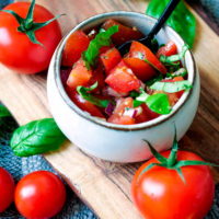 klein gehackte Tomaten mit Basilikum