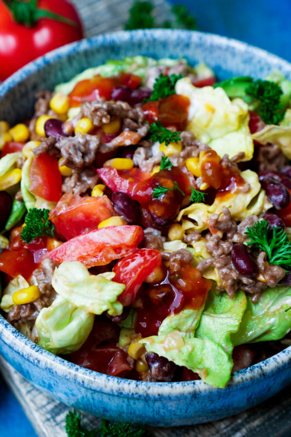 Mexikanischer Salat mit Dressing , Hackfleisch, Mais, Paprika und Bohnen