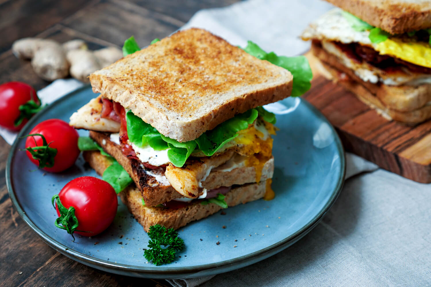 Einfaches Chicken Sandwich mit Salat, Tomaten und Spiegelei
