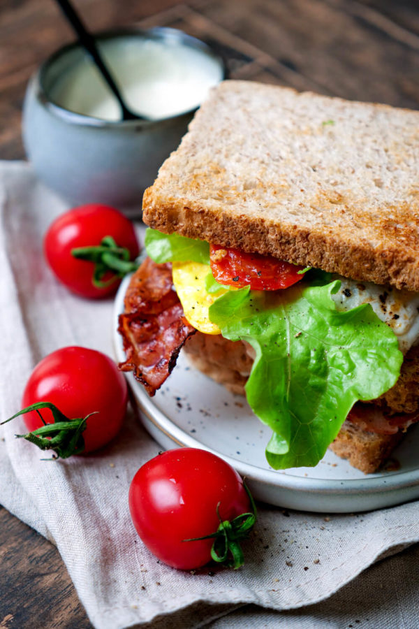 Chicen Sandwich mit Tomate und Spiegelei