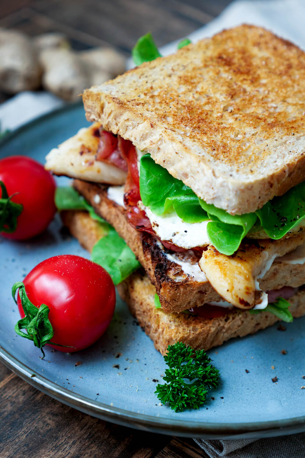 Chicken-Sandwich mit Hähnchen, Ei und Avocado