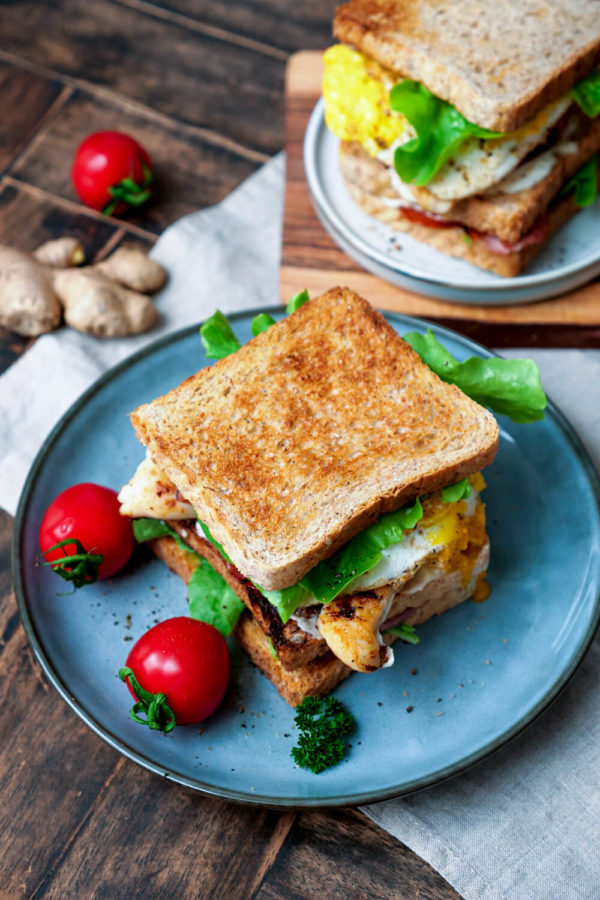 Hähnchen-Sandwich mit Mayonnaise, Salat und Tomaten