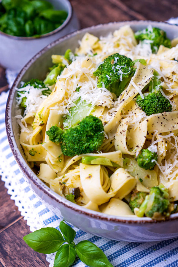 Tagliatelle mit Brokkoli und Parmesan in der Schüssel