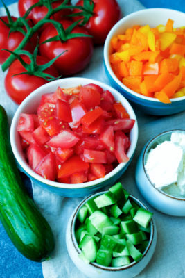 Kleingeschnittene Tomaten, Salatgurke und Paprika