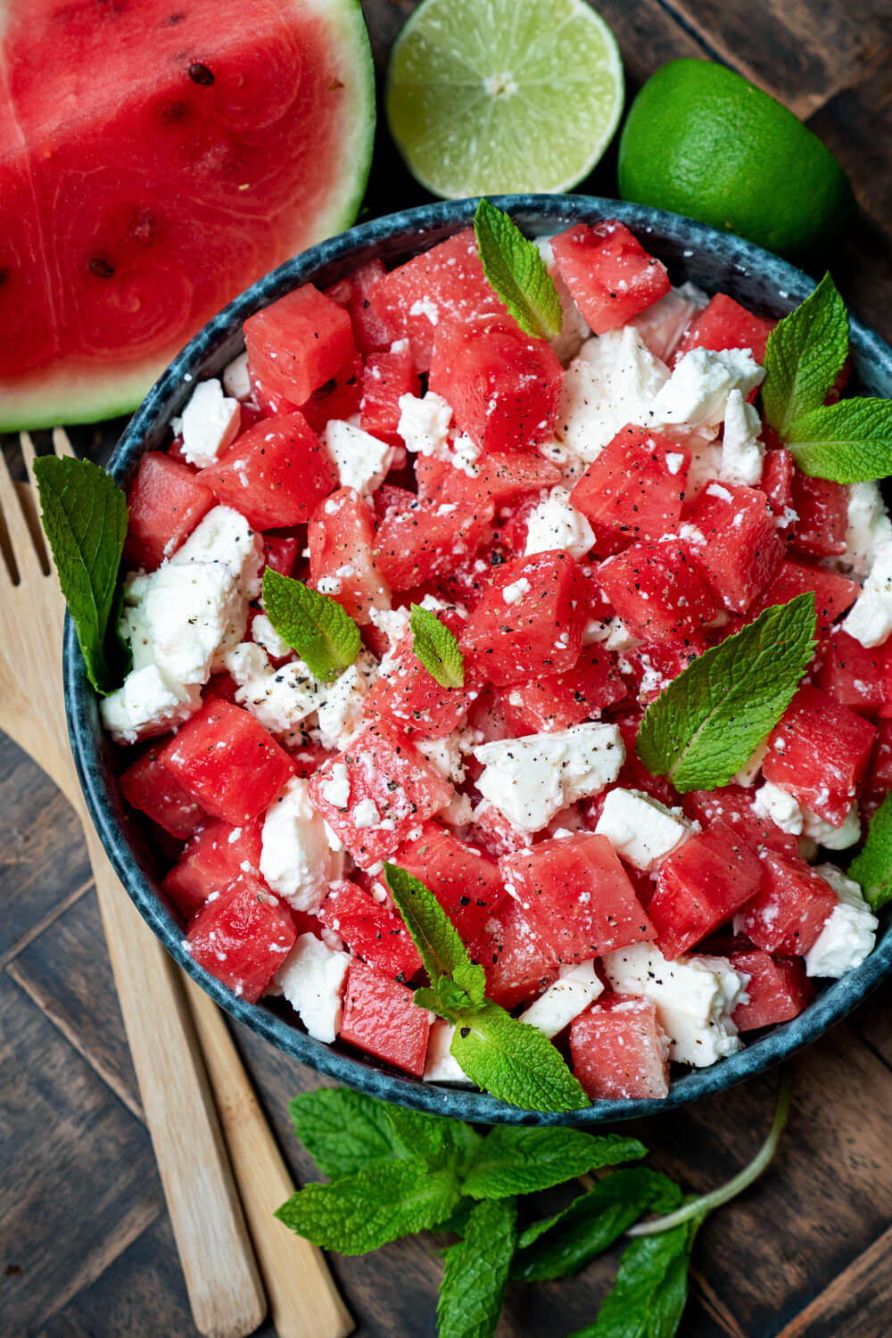 Wassermelonen-Feta-Salat mit Minze in der Schüssel
