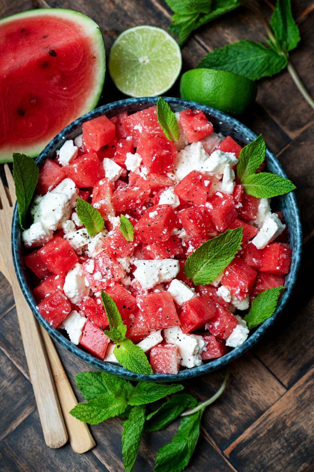 Wassermelonen-Feta-Salat mit Minze in der Schüssel