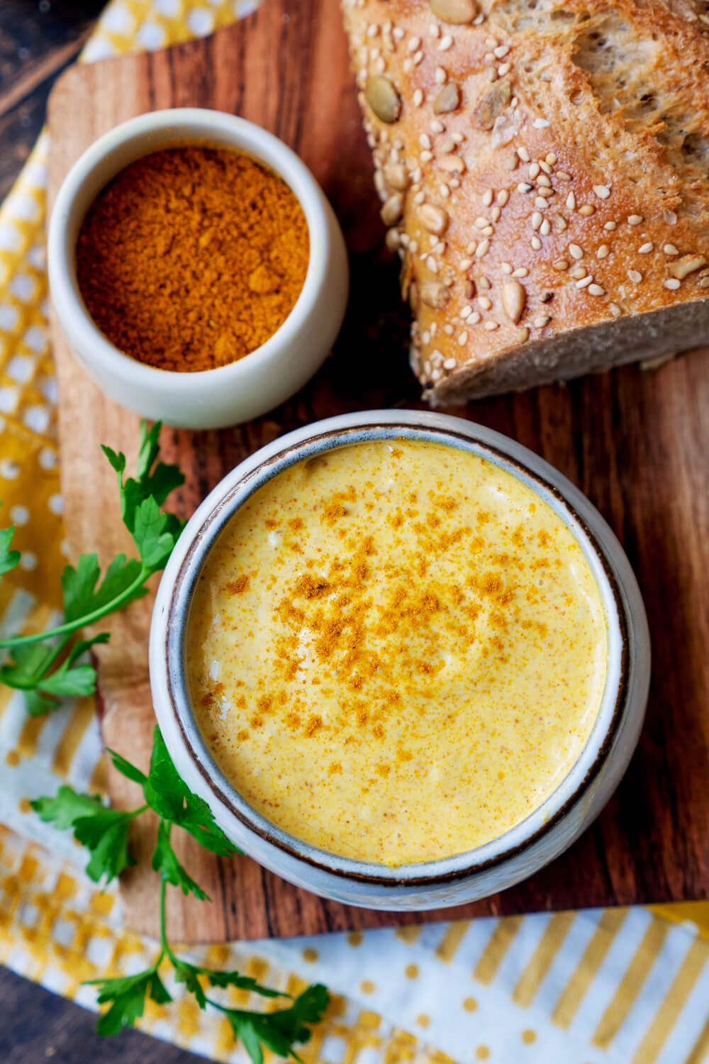 Curry-Dip-Rezept mit Mayonnaise zum Baguette