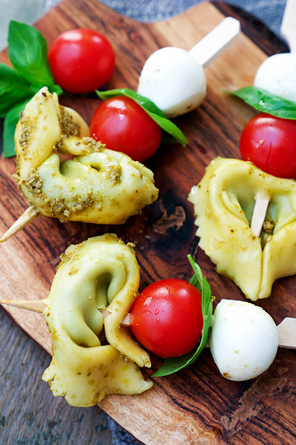 Schnelle Fingerfood-Spieße mit Tortellini, Tomaten und Mozzarella