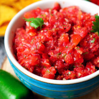 Salsa-Dip mit Tomaten, Jalapeño und Koriander in der Schüssel