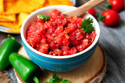 Schneller Salsa-Dip mit frischen Tomaten und Jalapeño