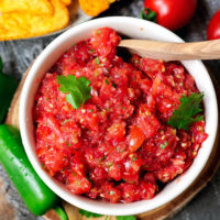 Mexikanische Salsa mit Tomaten, Jalapeño, Koriander und Zwiebeln
