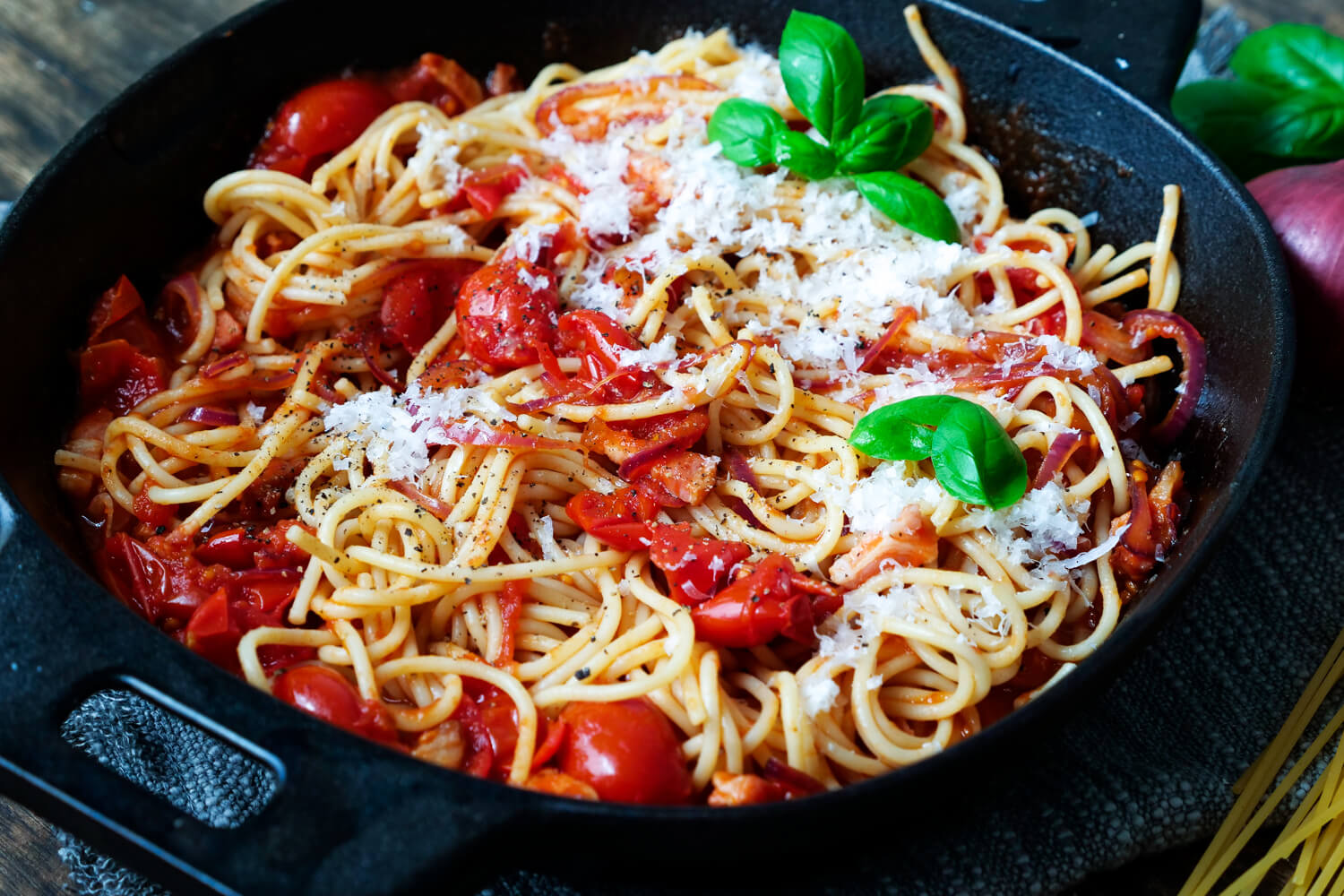 Spaghetti Amatriciana mit Pecorino und Basilikum