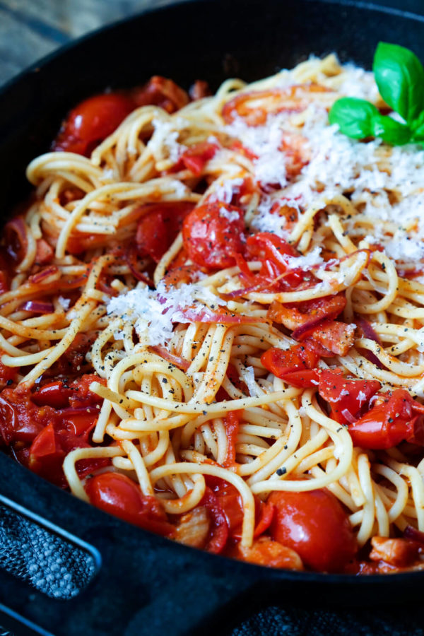 Spaghetti all Amatriciana mit roten Zwiebeln, Pecorino und Dosentomaten