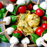 Tortellini-Spieße mit Tomaten, Mozzarella und Pesto