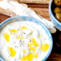 Tzatziki-Dip mit griechischem Joghurt