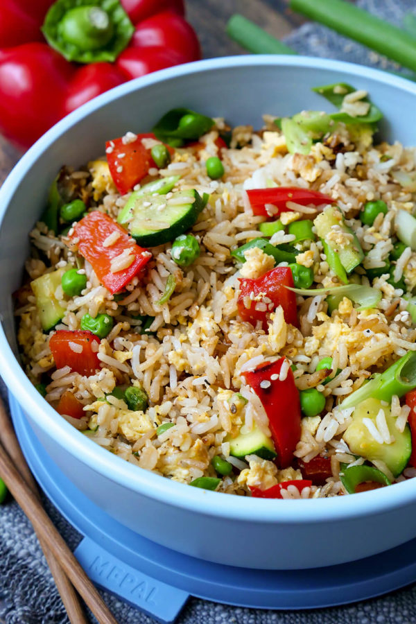 Vegetarisch gebratener Reis mit viel Gemüse in der Schüssel