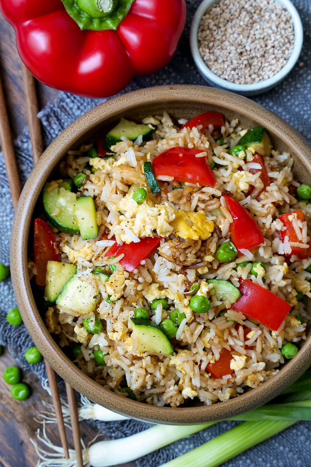 Gebratener Reis mit Zucchini, Erbsen, Paprika und Ei