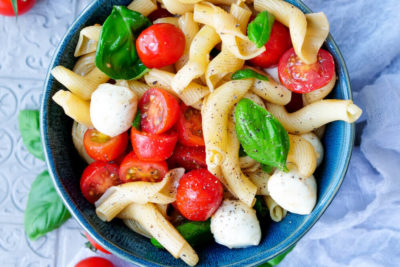 Nudelsalat Caprese mit Tomaten und Mozzarella
