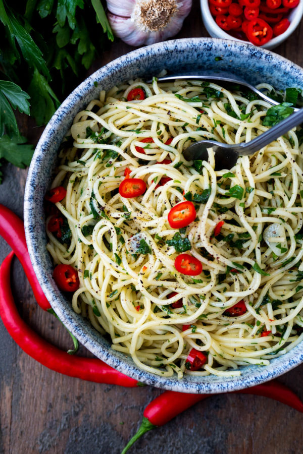 Spaghetti mit Knoblauch, Petersilie und Chilischoten