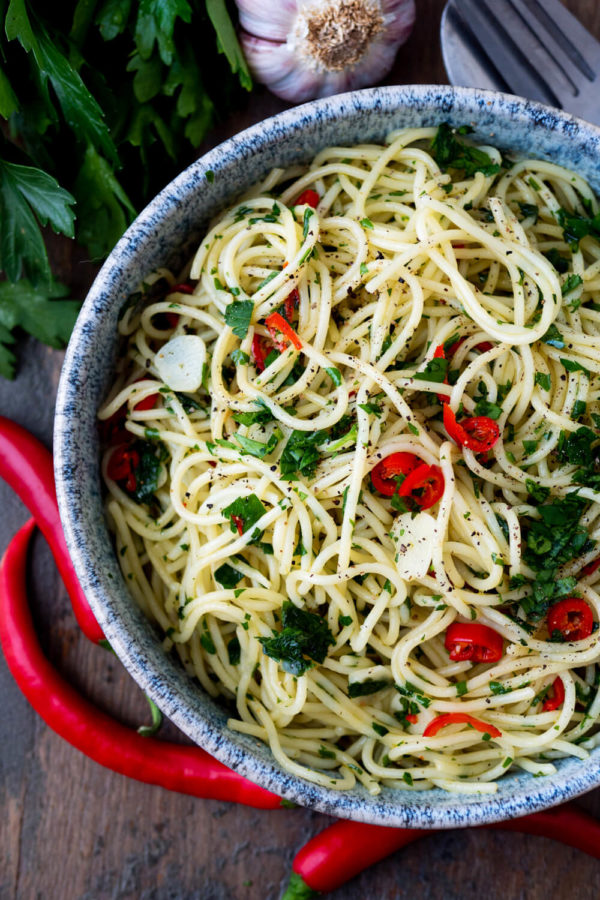 Spaghetti mit Knoblauch, Chilischoten und Petersilie