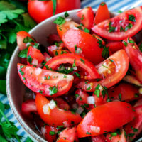 Tomatensalat mit Strauchtomaten, Zwiebeln und Petersilie