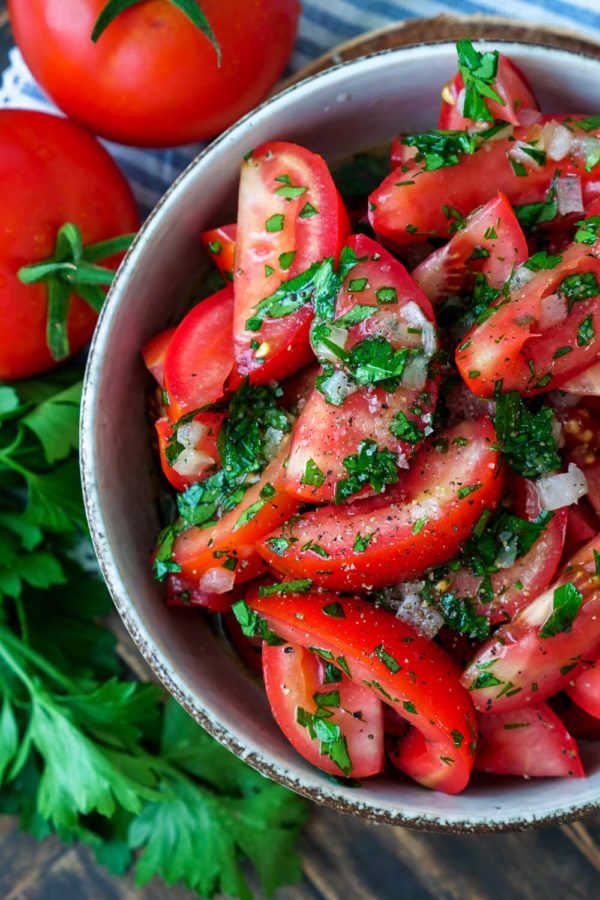 Tomatensalat-Rezept mit Petersilie und Zwiebeln